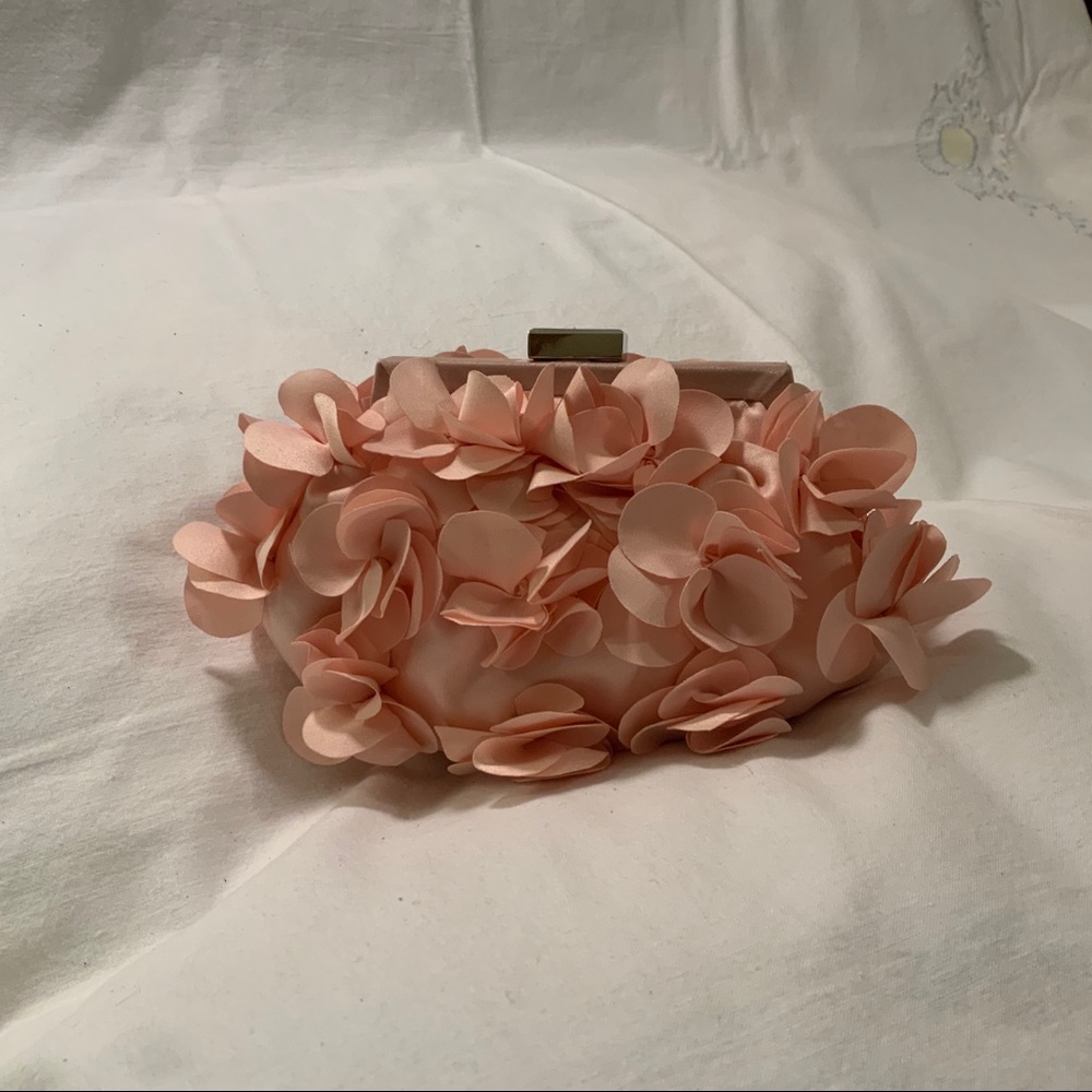 Beautiful light pink flower evening bag.cloth flowers make a beautiful b…